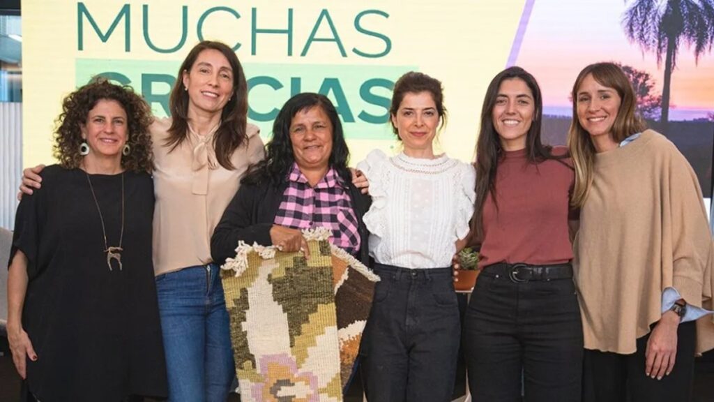 DE IZQUIERDA A DERECHA: GABRIELA SBARRA (FUNDACIÓN AVINA), IRENE SILVA (ALMA NATIVA), VEDA PALAVECINO (EMPRENDEDORES POR NATURALEZA), GUADALUPE MARIN (DIRECTORA DE SUSTENTABILIDAD DE MERCADO LIBRE), FATIMA HOLLMAN (EMPRENDEDORES POR NATURALEZA/FUNDACIÓN REWILDING) Y FLORENCIA IACOPETTI (FUNDACIÓN AVINA). (Foto Mercado Libre)